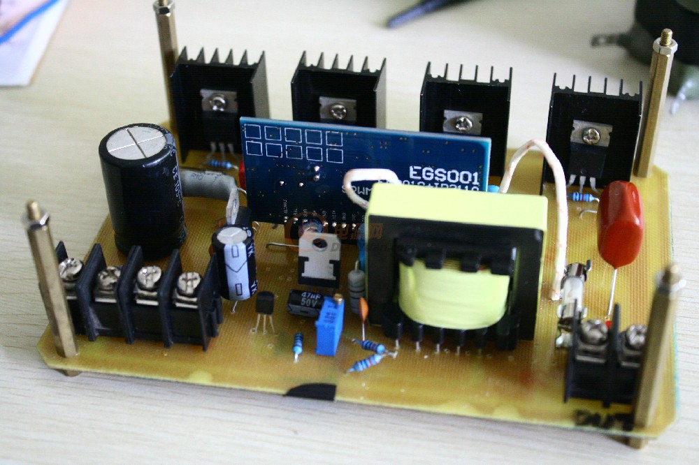 充電器不接入電池就不輸出電壓，是怎樣實(shí)現(xiàn)的?