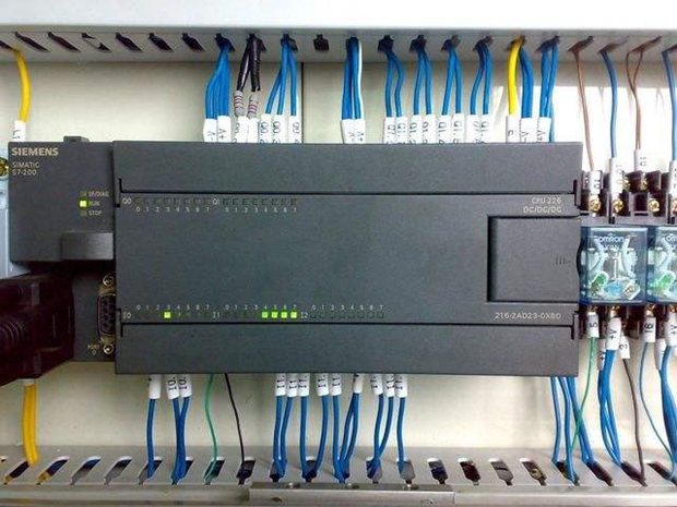 PLC控制新時(shí)代：智能化、高效化的選擇